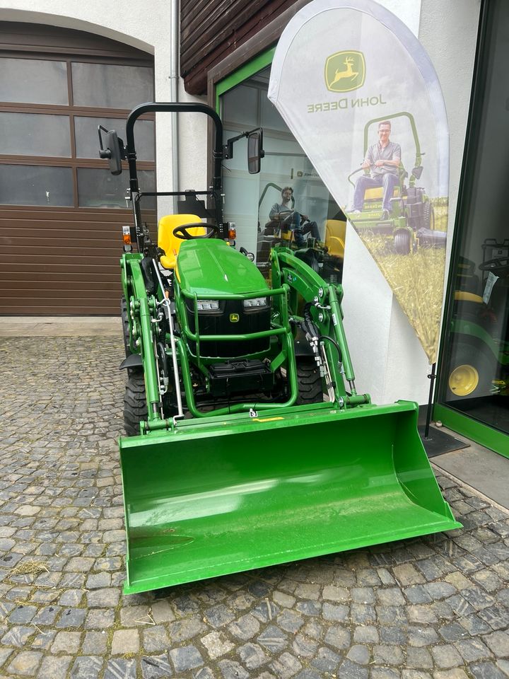 John Deere 2026R mit Frontlader, Kompakttraktor / Pflegetraktor in Lollar