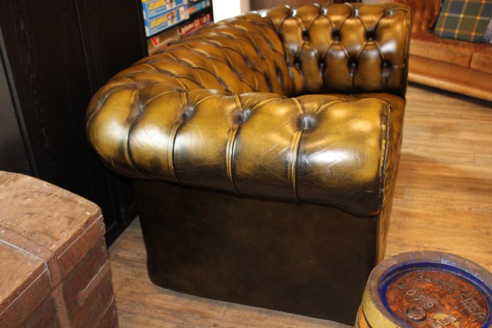 Original Chesterfield Sofa Echtleder, Zweisitzer in Hamburg