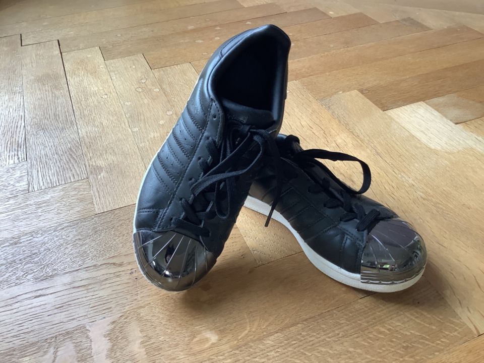 adidas Sneaker „Superstar“ schwarz/Metallkappe Gr.37 1/3 Top in Lichtenfels
