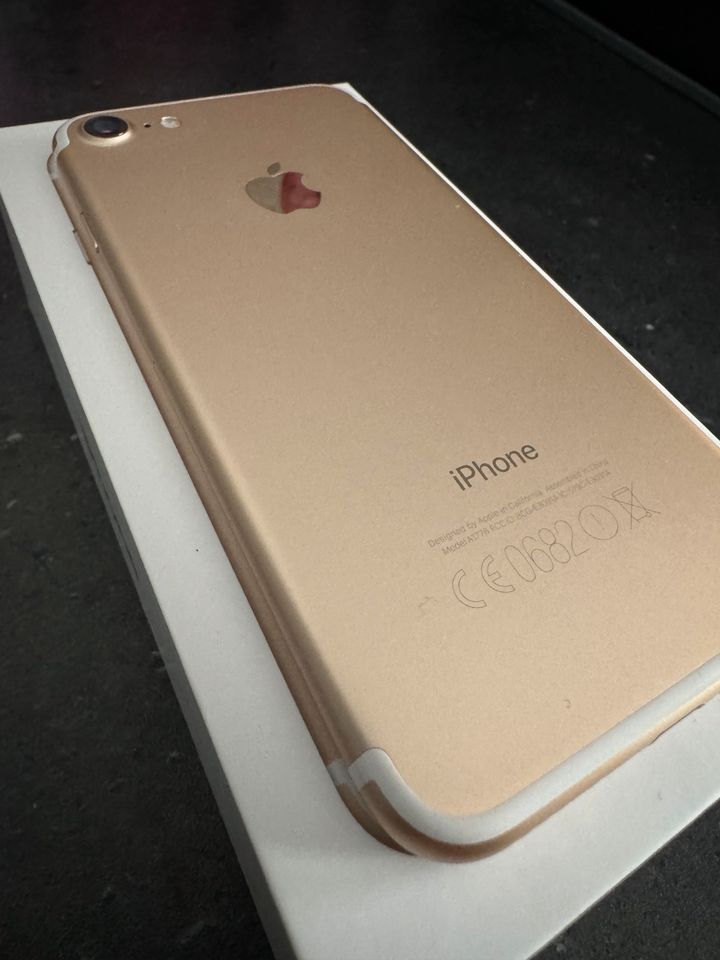 Apple iPhone 7 Gold 32 GB OVP Top Zustand! Auf Wunsch mit Hüllen! in Essen