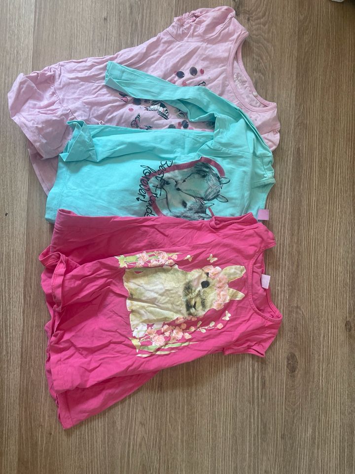Mädchenkleidung Gr. 110 Shirts Kleider Leggins… in Gütersloh