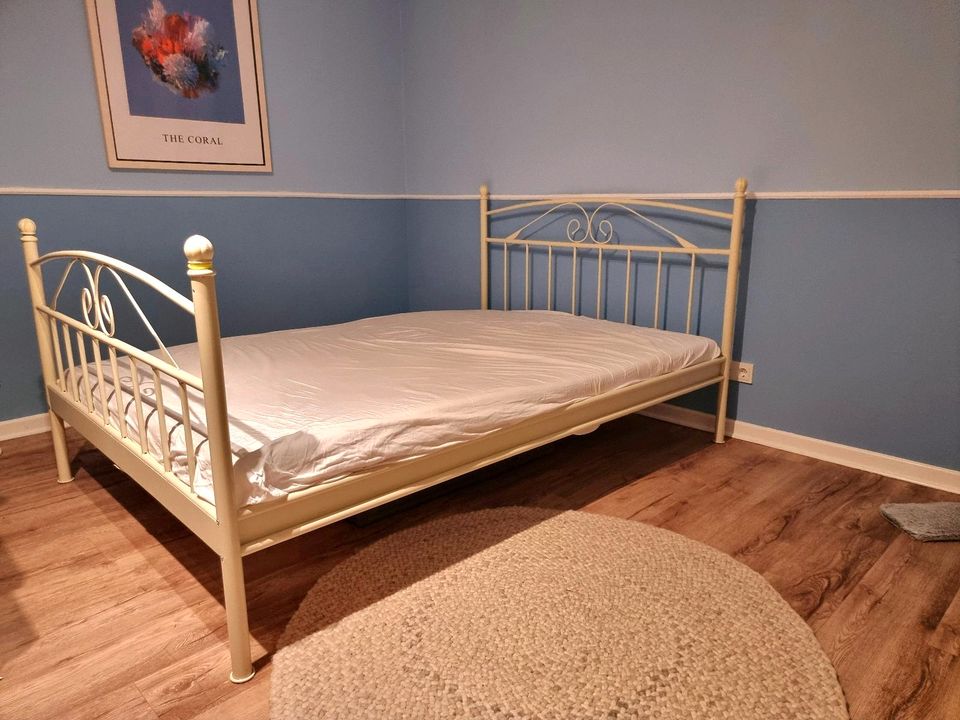 Französisches Bett 140 cm x 200 cm komplett mit Matratze und Latt in Wetzlar