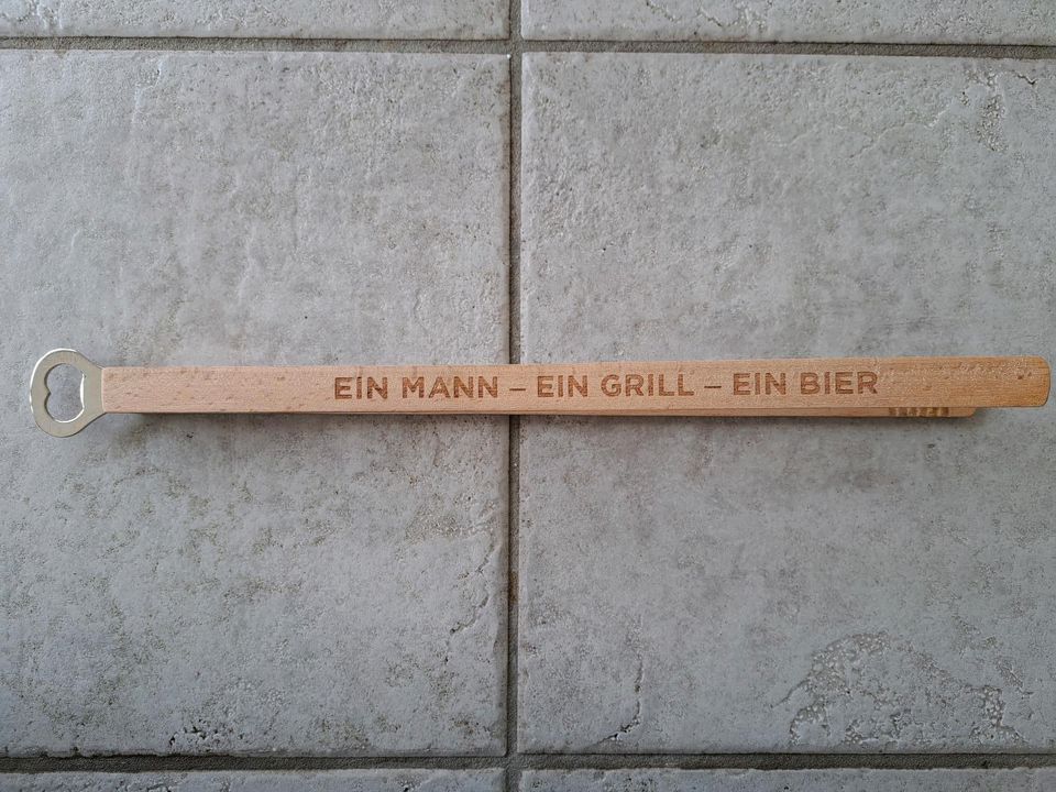 Grillzange mit Flaschenöffner und Spruch Bratwurstzange 39cm in Mettingen