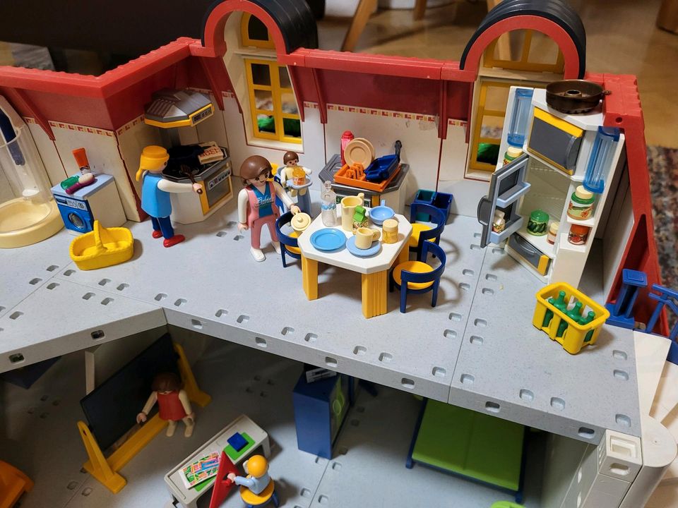 Playmobil Haus 3965 plus Erweiterung und Pool in Wiesbaden