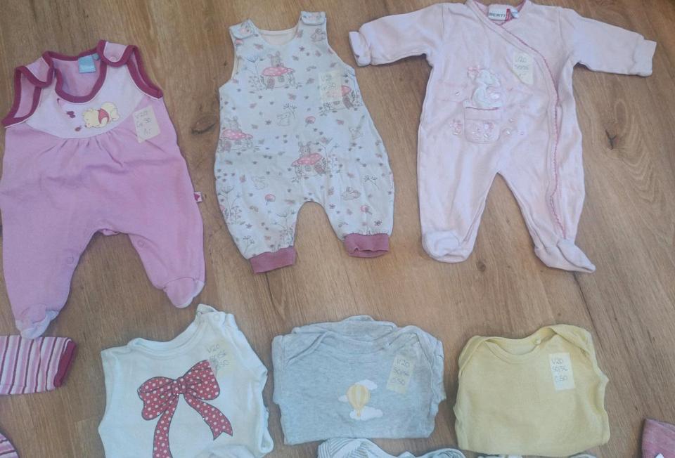 Klamotten Mädchen gebraucht, Größe 50/56, Bodys, Shirt, etc. in Friedeburg
