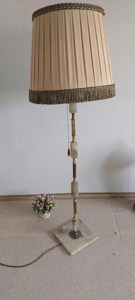 Stehlampe antik mit Lampenschirm Textil, Marmorteile in Boos