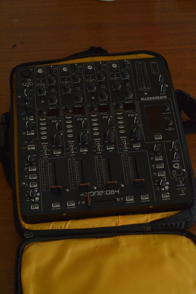 Allen & Heath Xone DB4 DJ Mixer inkl. Tasche in Berlin