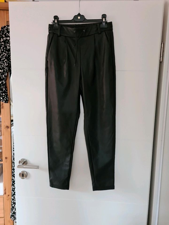 ONLY JOGGPANT SCHWARZ FAKELEDER GR.XS in Biberach an der Riß