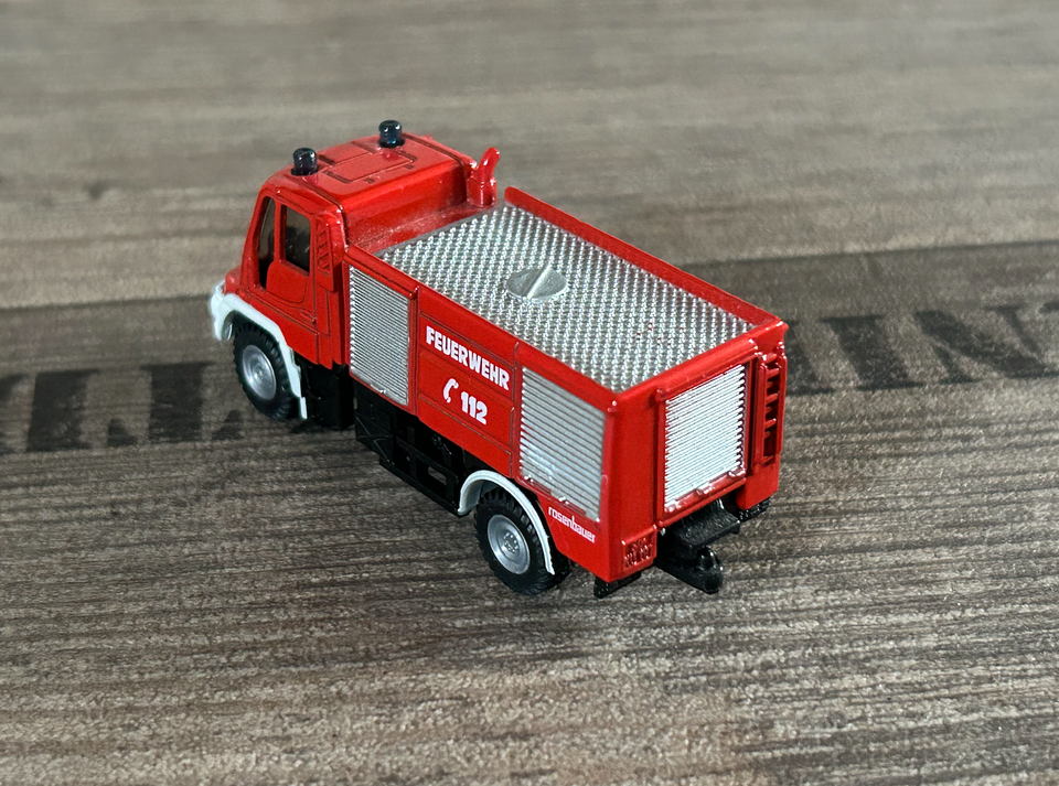 Modellfeuerwehrauto Siku 1068 Feuerwehr Mercedes Benz Unimog in Karlstadt