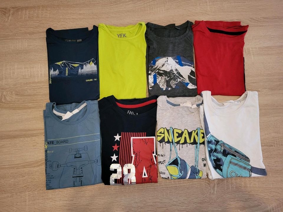 8 T-shirts in Gr. 128 in Dinslaken