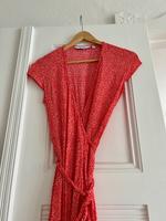 Rotes Wickelkleid von & Other Stories wie Armedangels Samsoe Berlin - Pankow Vorschau