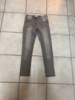 Mädchen Jeanshose Gr. 140 NEU Hessen - Niddatal Vorschau