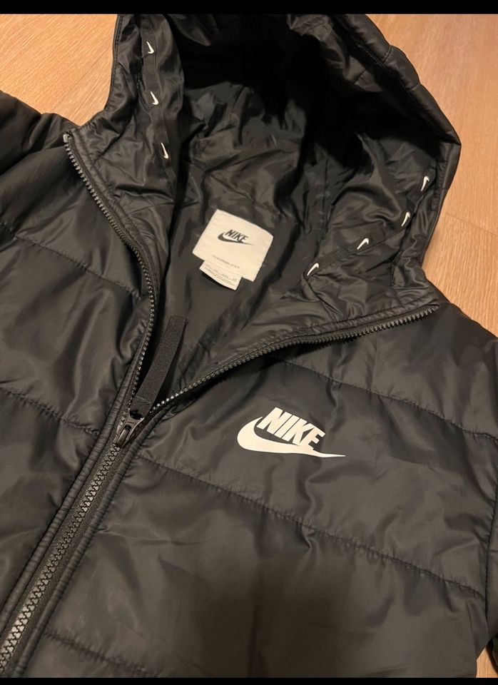 Nike Jacke / Therma-Fit in Bonn