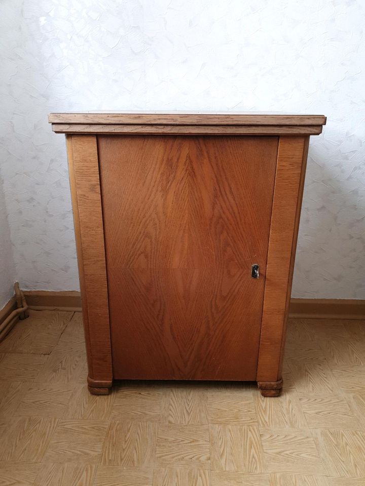 Nähmaschine mit Schrank DDR in Viernau