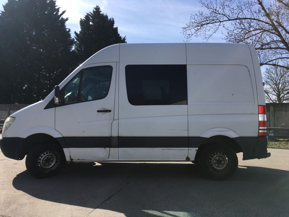 Mercedes Benz Sprinter (mit Dodge Kühlermaske) in Berlin