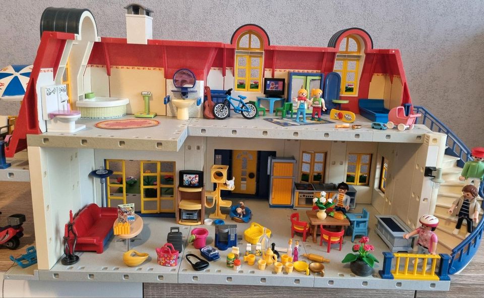 Playmobil Einfamilienhaus mit viel Zubehör in Solingen