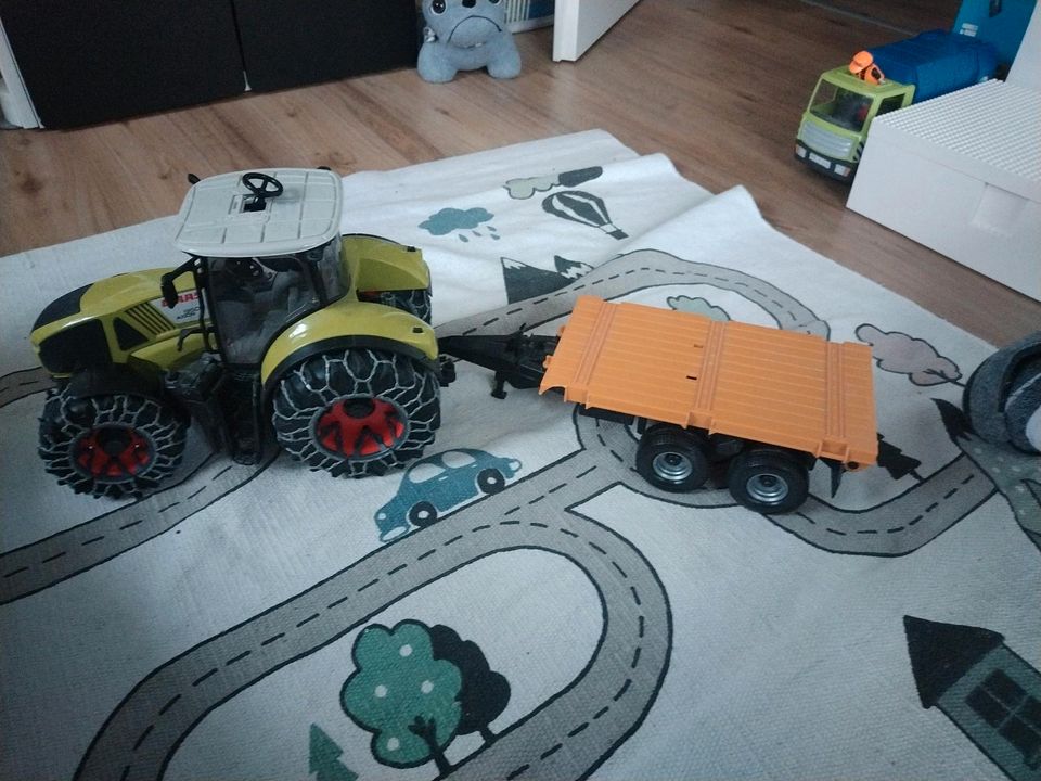 Traktor, Bulldog,Claas Axion 950 mit Hänger und Schneeketten in Eltmann