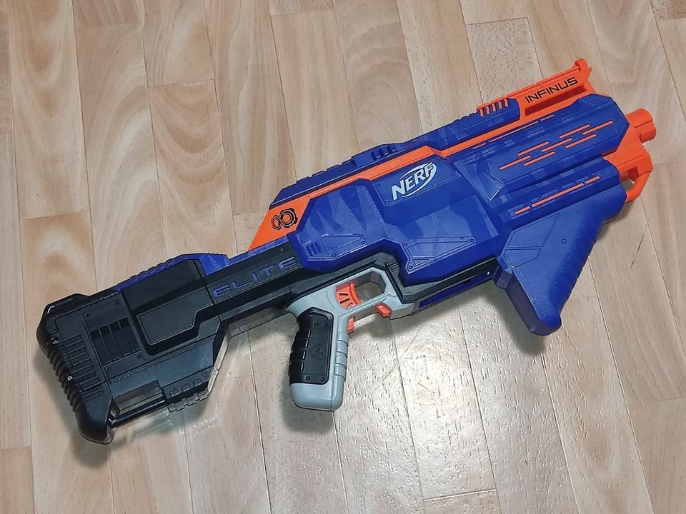 Nerf N-Strike Elite Infinus inkl. 30 Pfeilen und Akkus in Poppenhausen