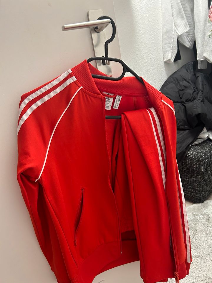 Adidas Anzug rot in Bayreuth