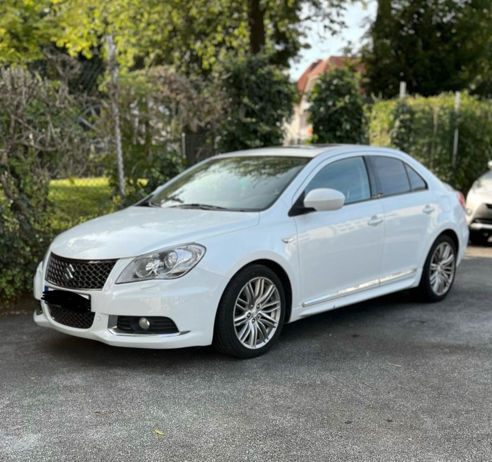 Suzuki Kizashi 2.4 4x4 CVT Sport Allrad Automatik in Paderborn