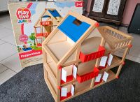 Playtive Junior Puppenhaus, Zimmer Einrichtungen, Auto, Figuren Frankfurt am Main - Harheim Vorschau