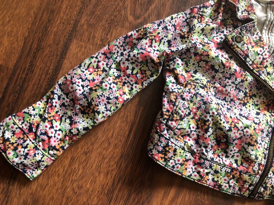 Jäckchen Gr. 104 Jacke H&M schwarz bunt Blumen Mädchen Jacke in Stockstadt a. Main