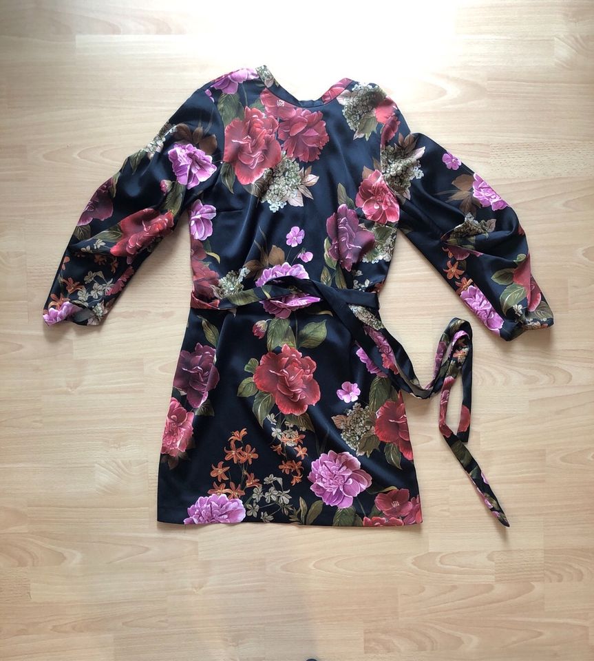 Zara Woman, S, Kleid, Ballonärmel, toller Rücken, schwarz-Blumen in Birkenheide