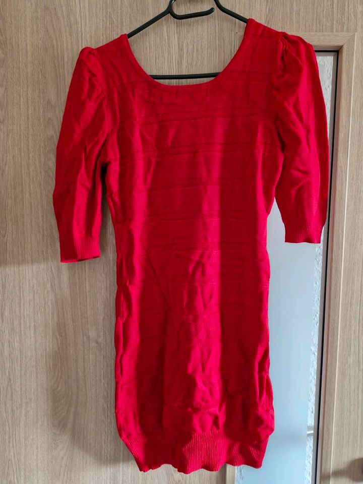 rotes Kleid in Westoverledingen