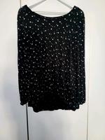 Langärmliges schwarzes Shirt mit weißen Herzechendetail Gr. 40/42 Düsseldorf - Golzheim Vorschau
