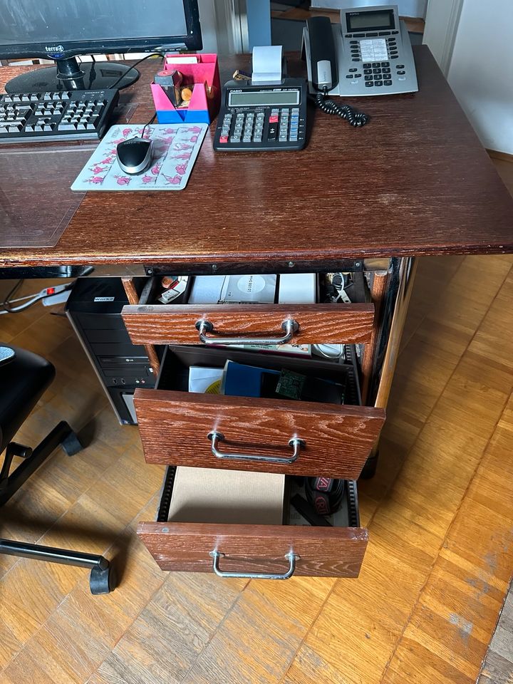 Holz-Schreibtisch (0hne Deko oder Inhalt!!!) in Rosenheim