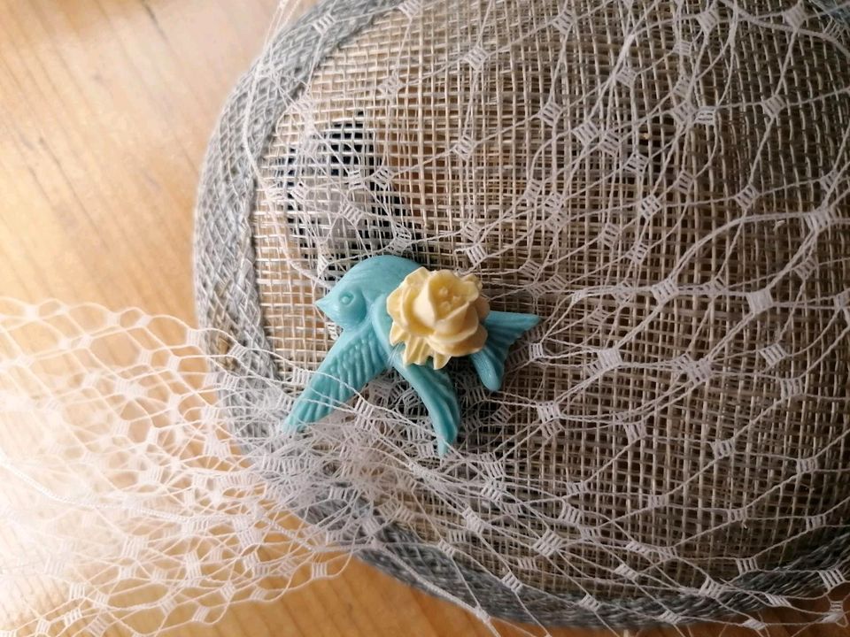 Fascinator Faszinator Grau Taube Haarschmuck in Waldsolms