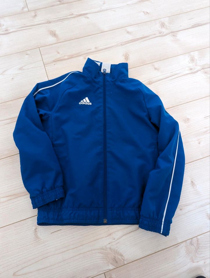 Sportjacke von Adidas Gr. 128 in Marl