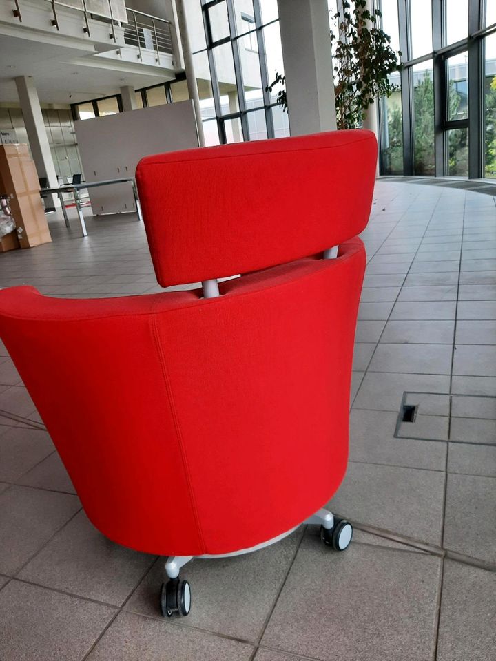 Kleiner roter Sessel,  rollbar,  drehbar in Radebeul