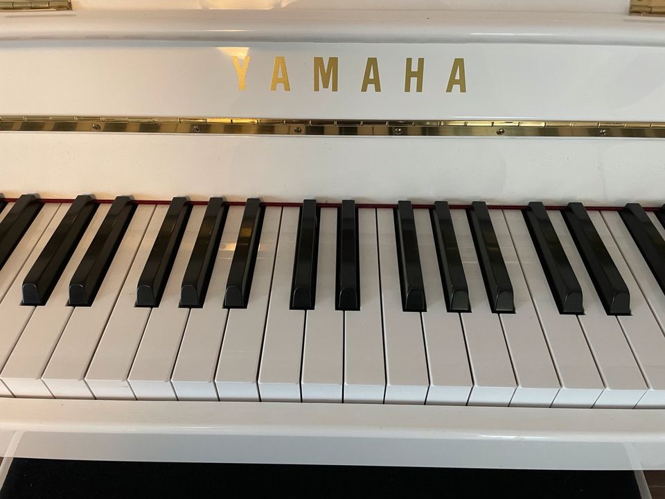 Klavier Yamaha B1 in Holdorf
