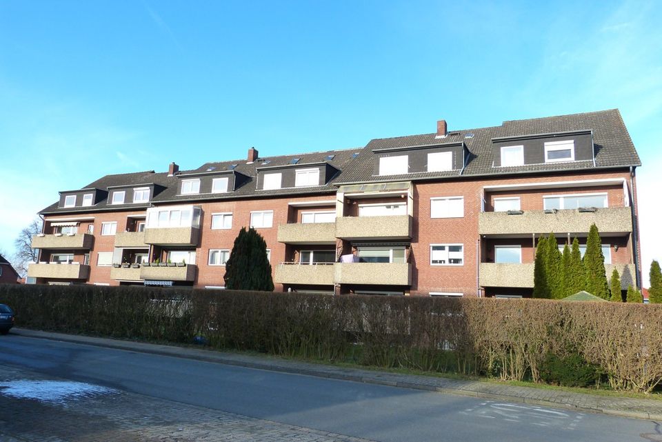 DREI ZIMMER WOHNUNG MIT DREI DACHGESCOSS RÄUMEN UND BALKON IN HILDESHEIM-HARSUM in Harsum