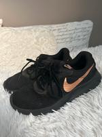 Nike Tanjun Laufsneaker schwarz/roségold Hessen - Freigericht Vorschau
