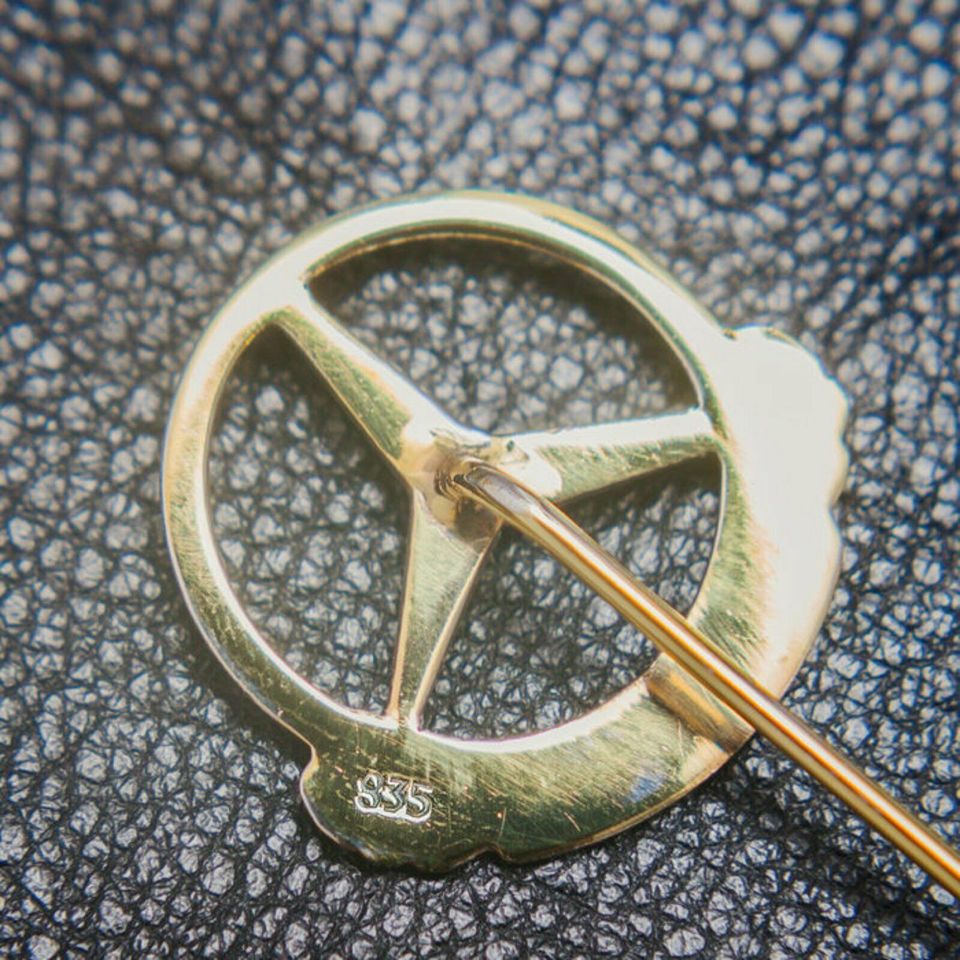 Pin Mercedes 500.000 500000 Km Anstecknadel 835 Silber  Vergoldet Neuwertig Top Versand DHL Händler Geschenk Echt in Igel