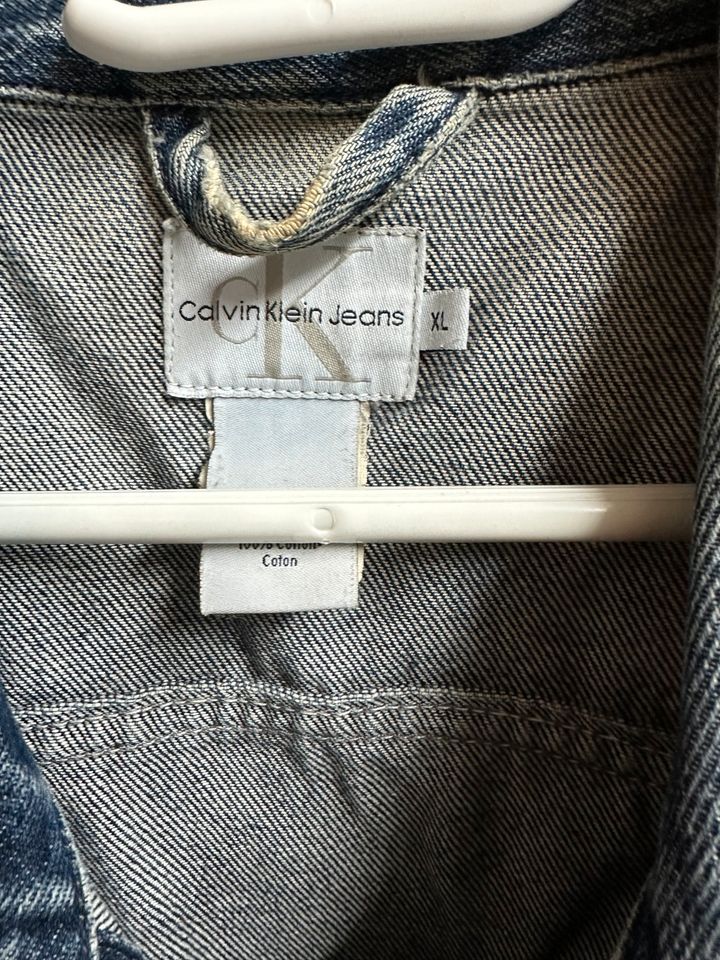 Marke Calvin Klein, Herren Jeansjacke, XL  , blau , verwaschen in Kassel