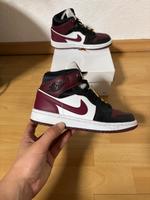 Nike Jordan 1 SE Gold pendants Bordeaux rot schwarzweiß 5 35.5 36 Baden-Württemberg - Bruchsal Vorschau