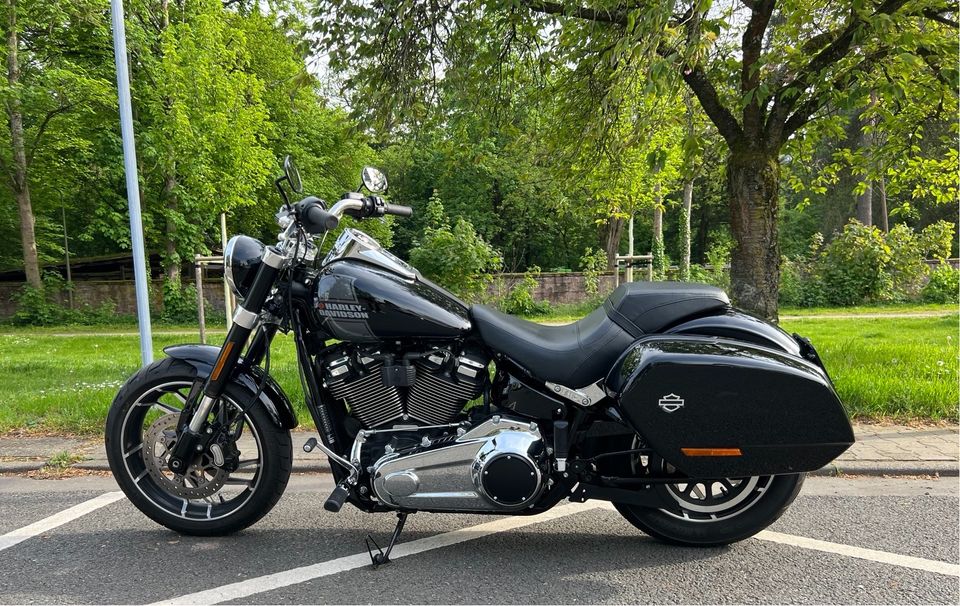 Harley Sport Glide mit Klappenauspuff und Extras in Frankfurt am Main