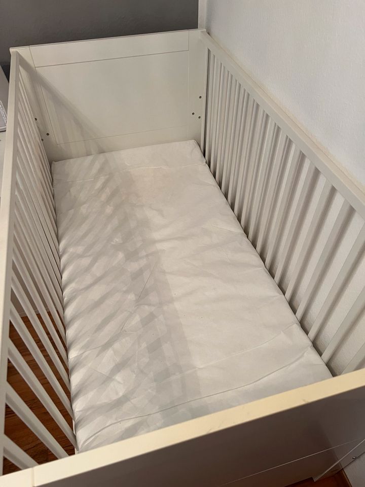 Großes Kinderbett 140x70 cm weiß (inkl. Matratze) in Beelitz