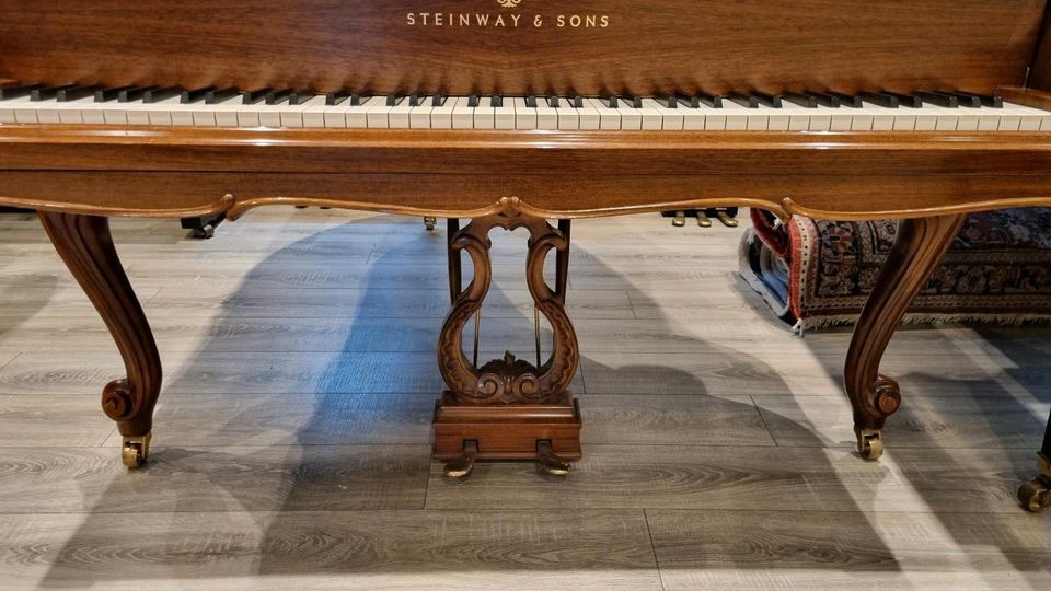 Steinway & Sons Flügel, Modell O-180 Louis XV, Nussbaum, **TOP** in Altendorf