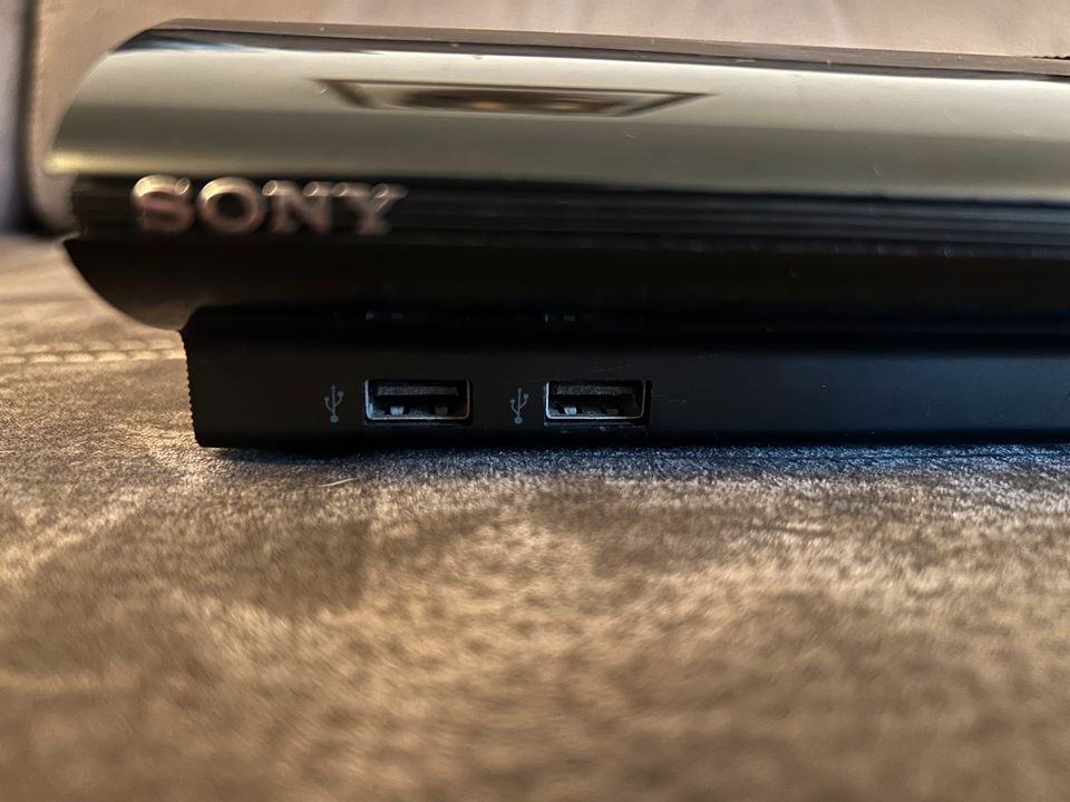 PlayStation 3 - Konsole Super Slim 500 GB Schwarz + Ladestation in Frielendorf