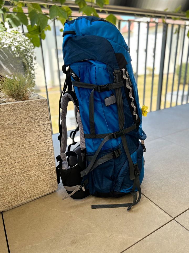 Deuter Rucksack (VERMIETUNG) + Sonnen/ Regenschutz + Solar in Hennigsdorf