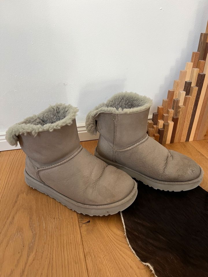 Graue ugg Mini Bailey bow in Kiefersfelden