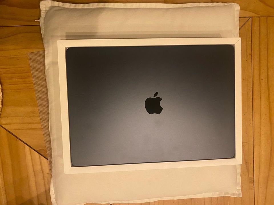 MacBook Air 15 Zoll (midnight, 8GB, 256GB SSD) in Berlin