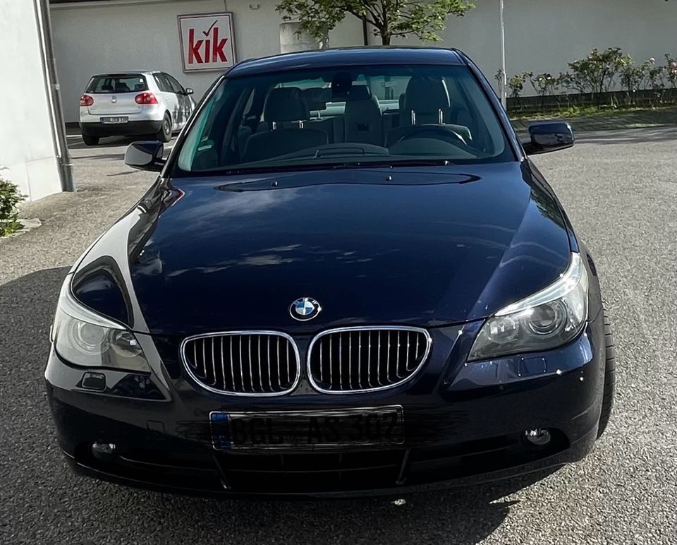 BMW 530i blau in Freilassing