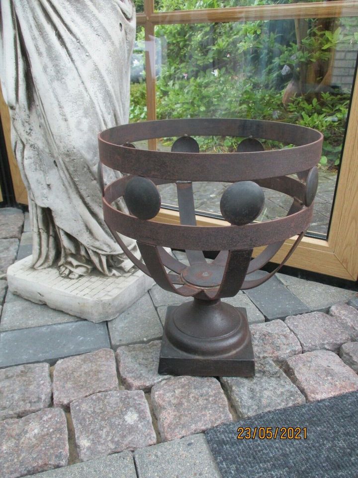 Metall Übertopf, Durchmesser 30 cm, Hoch 37 cm. in Wolfsburg