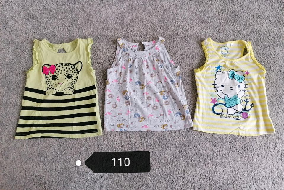 Kleiderpaket 110 Shirts Sommer Bluse Tops Disney Hello Kitty Set in Erfurt