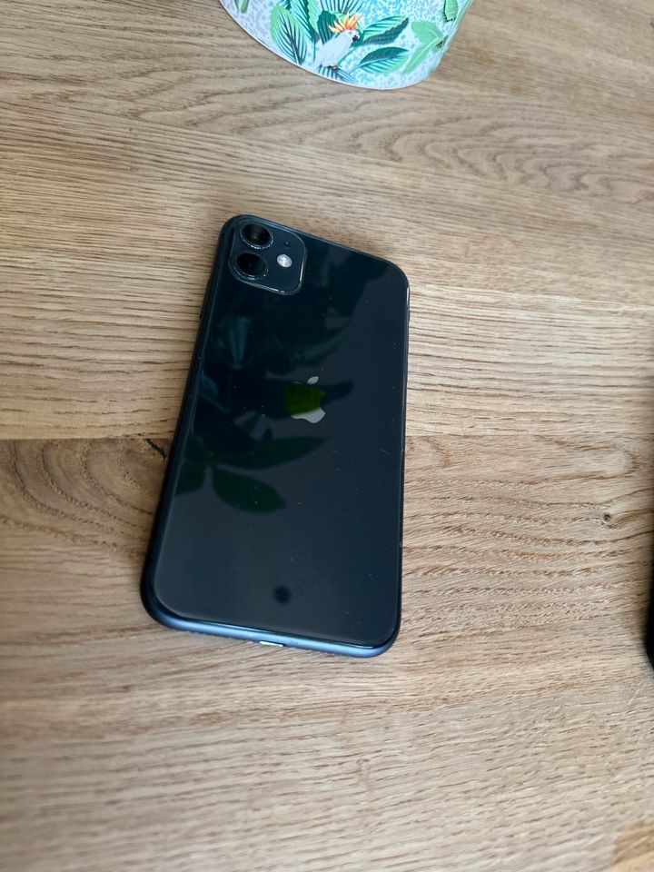 iPhone 11 64 GB Schwarz in Brake (Unterweser)